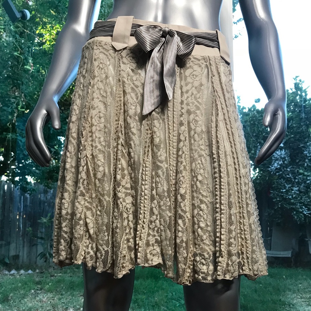 Nick & Mo by ANTHRO • Beige Lace Skirt/ size 2 & 5